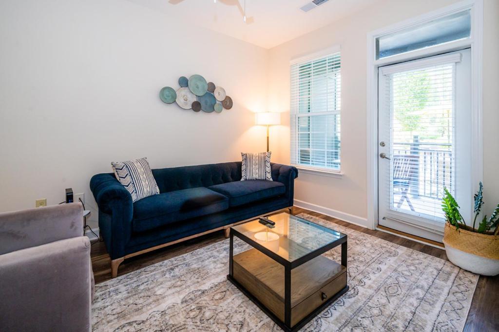 Beautiful 1br W Balcony Gym Patio Areas